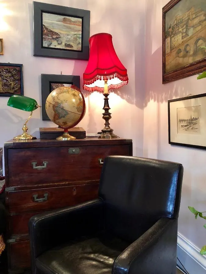 Central Apartment With Parking, Original Art And Antiques Edinburgh