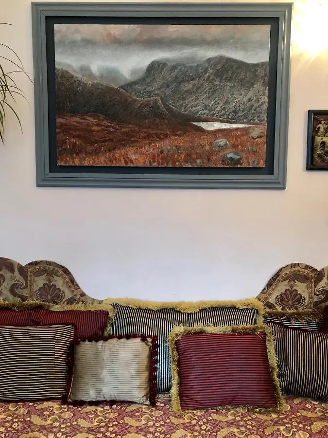 Central Apartment With Parking, Original Art And Antiques Edinburgh