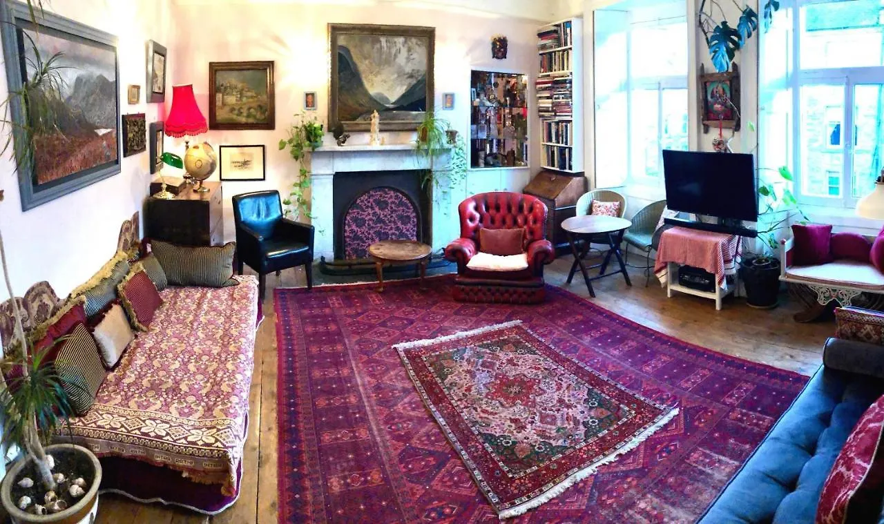 Central Apartment With Parking, Original Art And Antiques Edinburgh