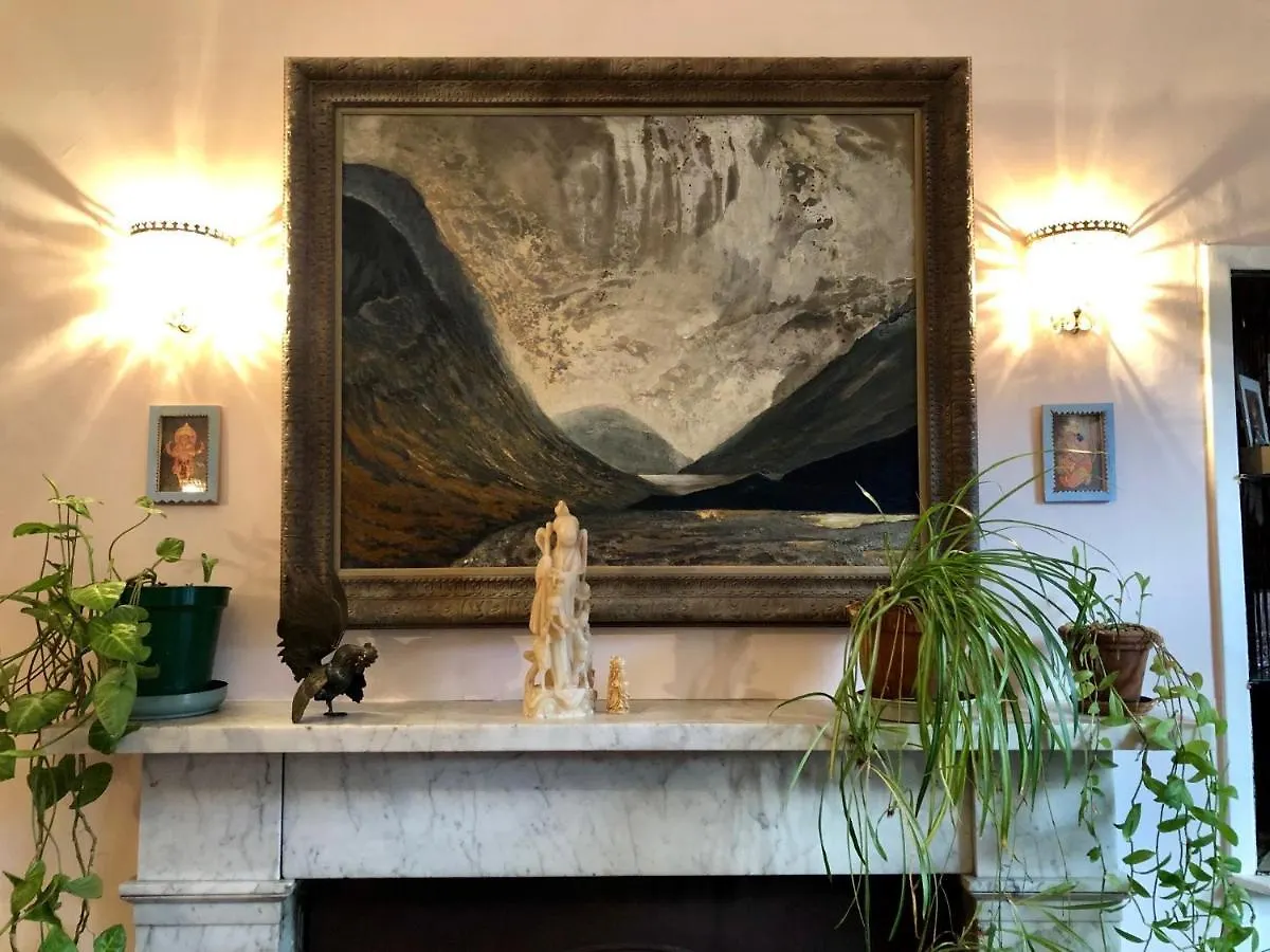 Central Apartment With Parking, Original Art And Antiques Edinburgh