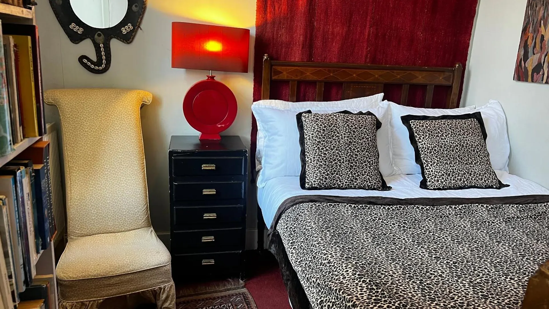 Central Apartment With Parking, Original Art And Antiques Edinburgh