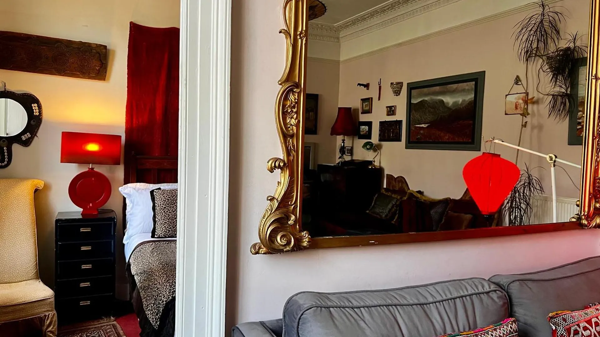 Central Apartment With Parking, Original Art And Antiques Edinburgh