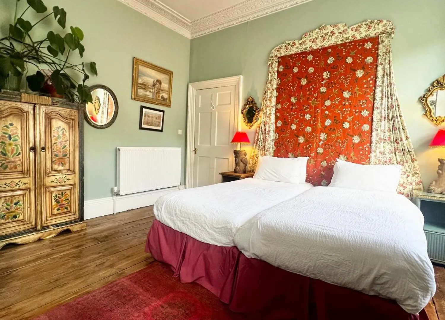 Central Apartment With Parking, Original Art And Antiques Edinburgh 0*,