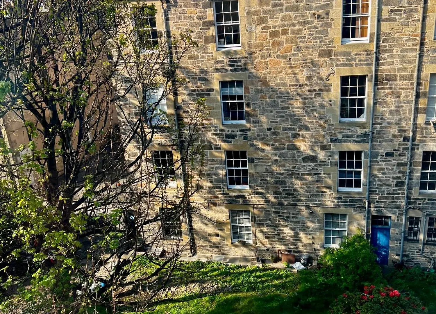 Central Apartment With Parking, Original Art And Antiques Edinburgh