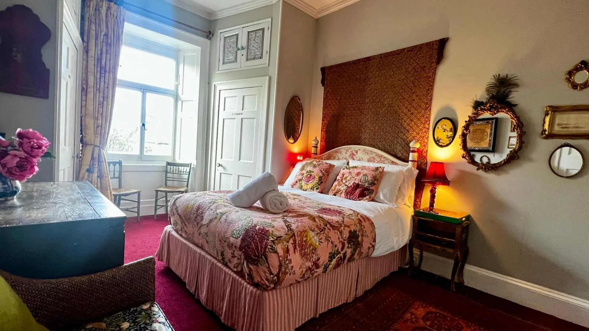 Central Apartment With Parking, Original Art And Antiques Edinburgh