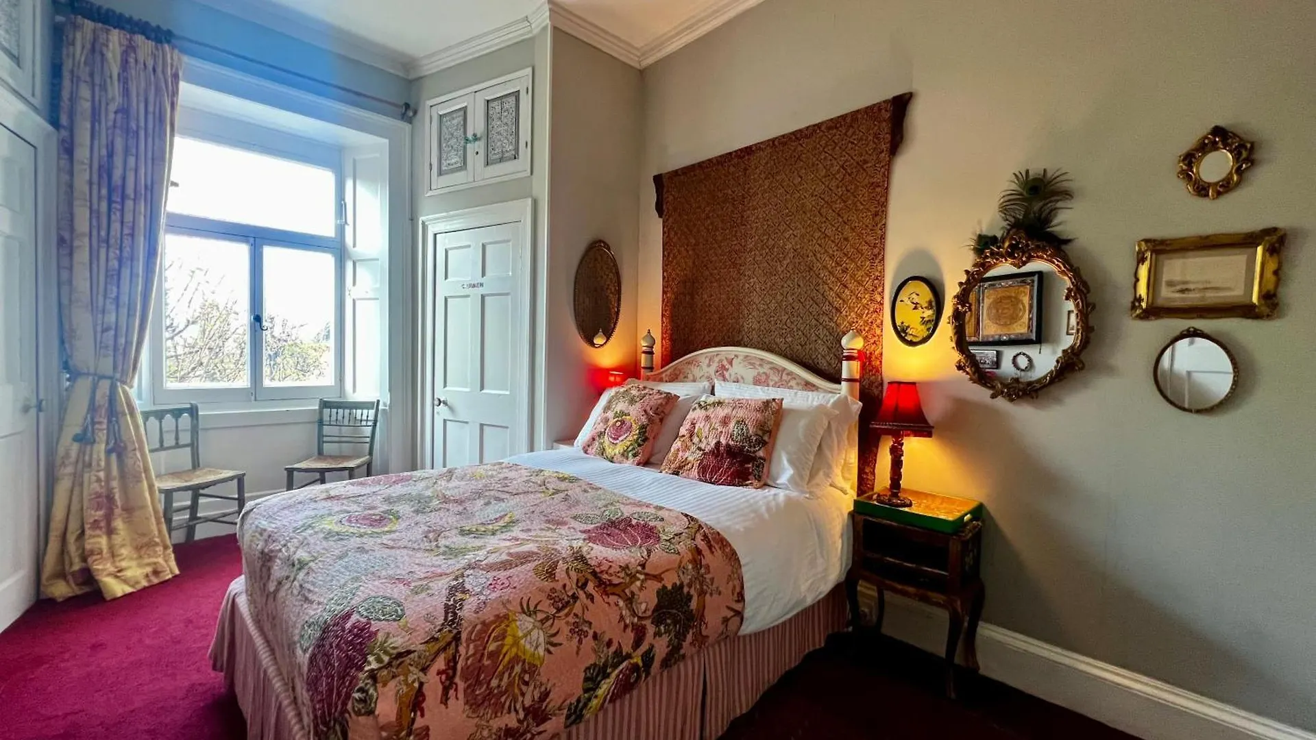 Central Apartment With Parking, Original Art And Antiques Edinburgh United Kingdom