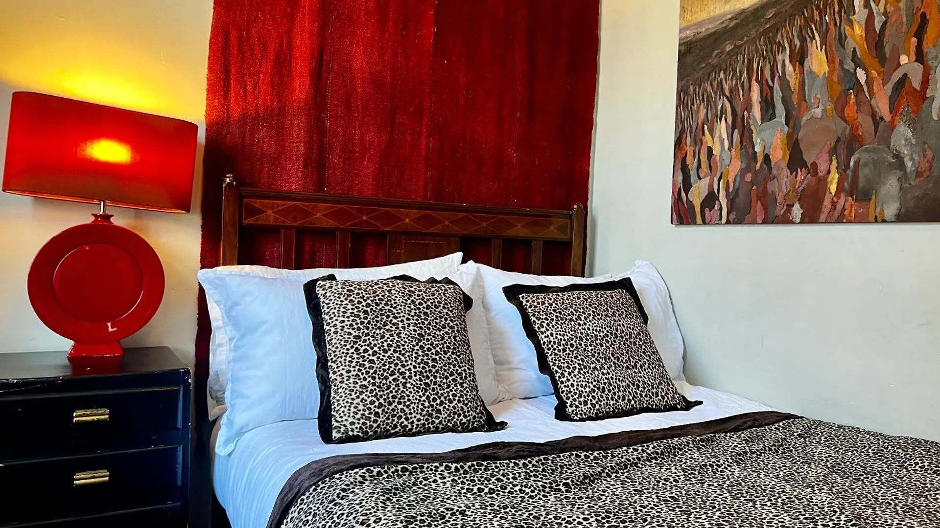 Central Apartment With Parking, Original Art And Antiques Edinburgh