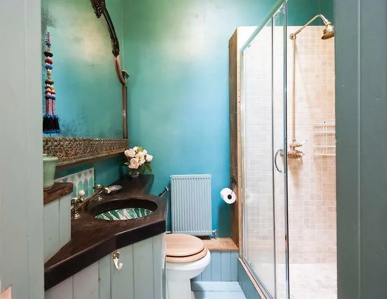 Central Apartment With Parking, Original Art And Antiques Edinburgh