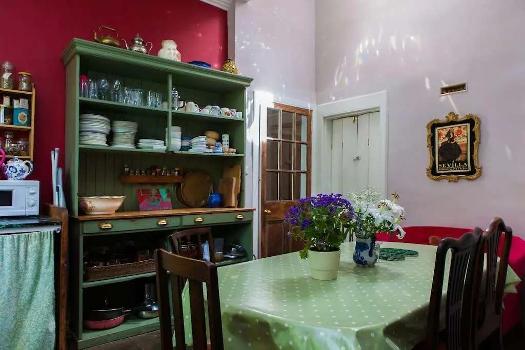 Central Apartment With Parking, Original Art And Antiques Edinburgh