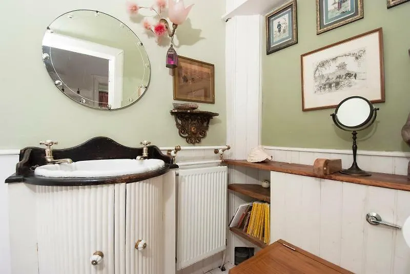 Central Apartment With Parking, Original Art And Antiques Edinburgh United Kingdom